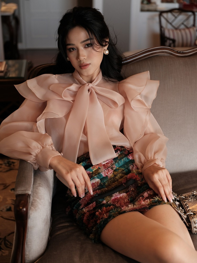 NTK Thuỷ Nguyễn và Stylist Kiệt Cao đã cùng đóng góp ý tưởng để tạo ra thiết kế đặc biệt cho đại diện Việt Nam năm nay, NTK Ngô Mạnh Đông Đông sẽ làm mão và chiếc cài áo. Biên đạo Kim Anh sẽ là người hỗ trợ cho điệu múa của Đỗ Hà.