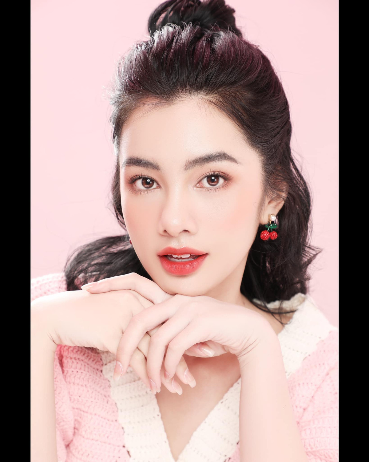  Cẩm Đan vừa gây chú ý khi chia sẻ về những gì đã trải qua trong 1 năm qua. Người đẹp viết: "Coi lại những kỷ niệm năm trước nếu là Cẩm Đan năm 18 tuổi sẽ khóc khi nhìn lại những gì mà mình đã trải qua trong 1 năm qua. Quá là kinh khủng với một cô gái ở tuổi 18 nhưng Đan cảm ơn ba mẹ, cảm ơn cuộc sống đã cho con sống, một cuộc sống không được đầy đủ như các bạn cùng trang lứa nhưng được dạy bảo bằng tình yêu thương của mẹ".