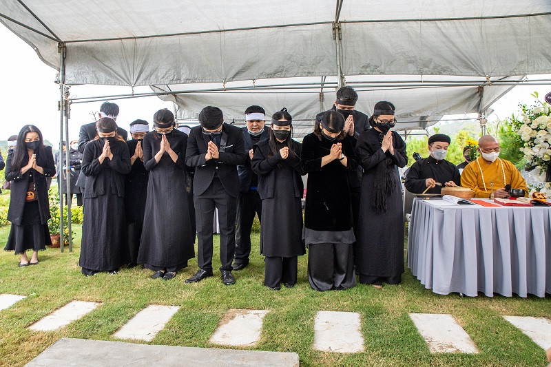 Gia đình, người thân và đồng nghiệp đã có mặt để tiễn đưa cố nhạc sĩ về nơi an nghỉ cuối cùng.