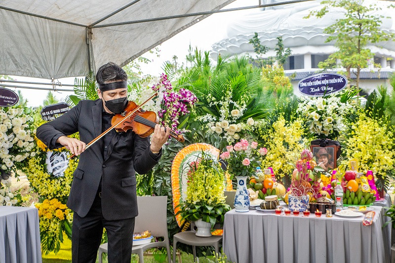 Nghệ sĩ violin Bùi Công Duy kết hôn cùng nghệ sĩ piano Trinh Hương - con gái nhạc sĩ Phú Quang. Sinh thời, nhạc sĩ Phú Quang rất quý mến Bùi Công Duy. Ông coi con rể như "người bạn lớn".