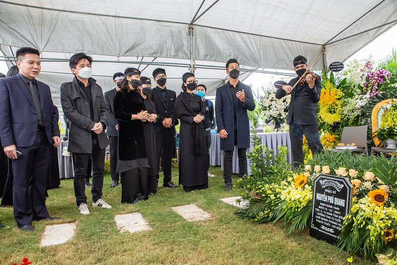 Không chỉ Bùi Công Duy chơi đàn mà ca sĩ Tấn Minh và Đức Tuấn cũng hát ca khúc "Em ơi Hà Nội phố" tiễn biệt cố nhạc sĩ.