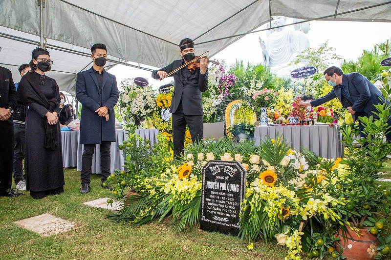 Phú Quang khoe rằng, ông thấy hạnh phúc và tự hào khi có người con rể như Bùi Công Duy. "Tôi coi Duy như người bạn lớn. Hai bố con có thể chia sẻ với nhau nhiều, từ nghệ thuật cho đến bóng đá... Giống như bạn bè vậy", nhạc sĩ Phú Quang từng bày tỏ.