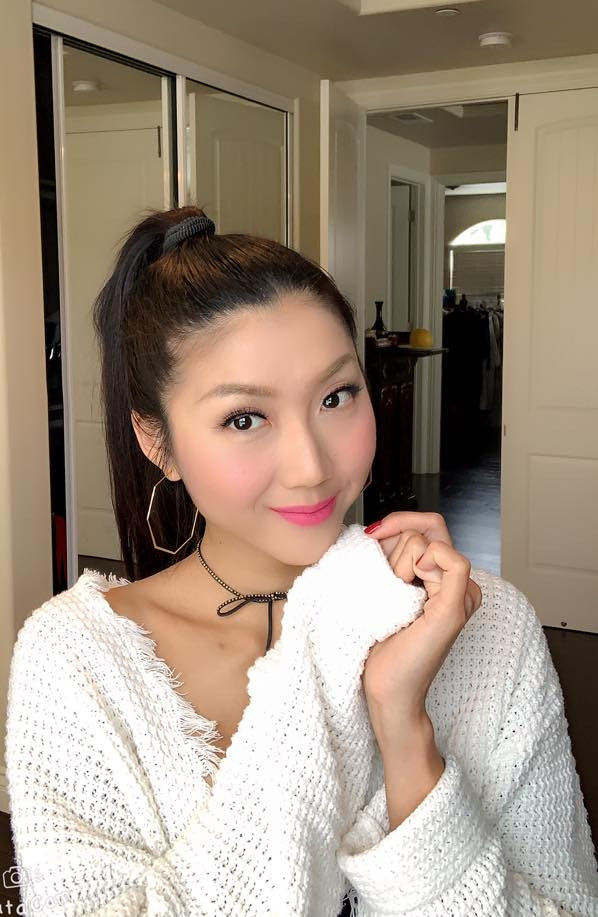 Ngọc Quyên sinh năm 1988, từng là người mẫu có tiếng trong làng mốt Việt Nam. Cô còn là diễn viên quen thuộc trên màn ảnh nhờ những phim như: Mỹ nhân kế, Tuyết nhiệt đới, Gia đình số đỏ.