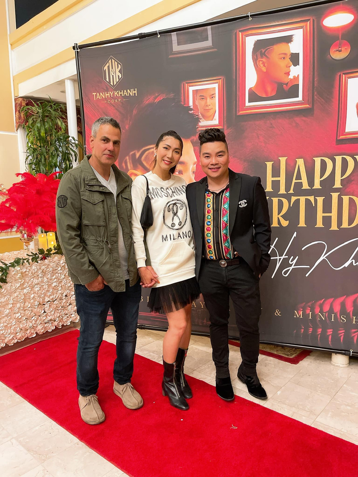 Trên trang cá nhân, Ngọc Quyên từng chia sẻ ảnh nắm chặt tay người đàn ông này khi tham gia một sự kiện.