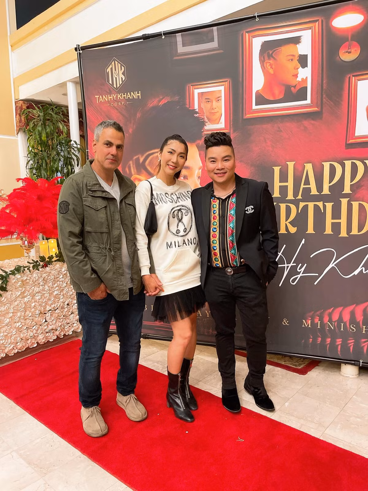 Trên trang cá nhân, Ngọc Quyên từng chia sẻ ảnh nắm chặt tay người đàn ông này khi tham gia một sự kiện.