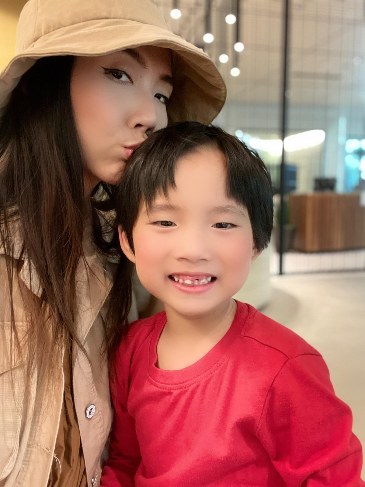 Hậu ly hôn, nữ người mẫu dành thời gian chăm sóc con trai và tập trung vào công việc.