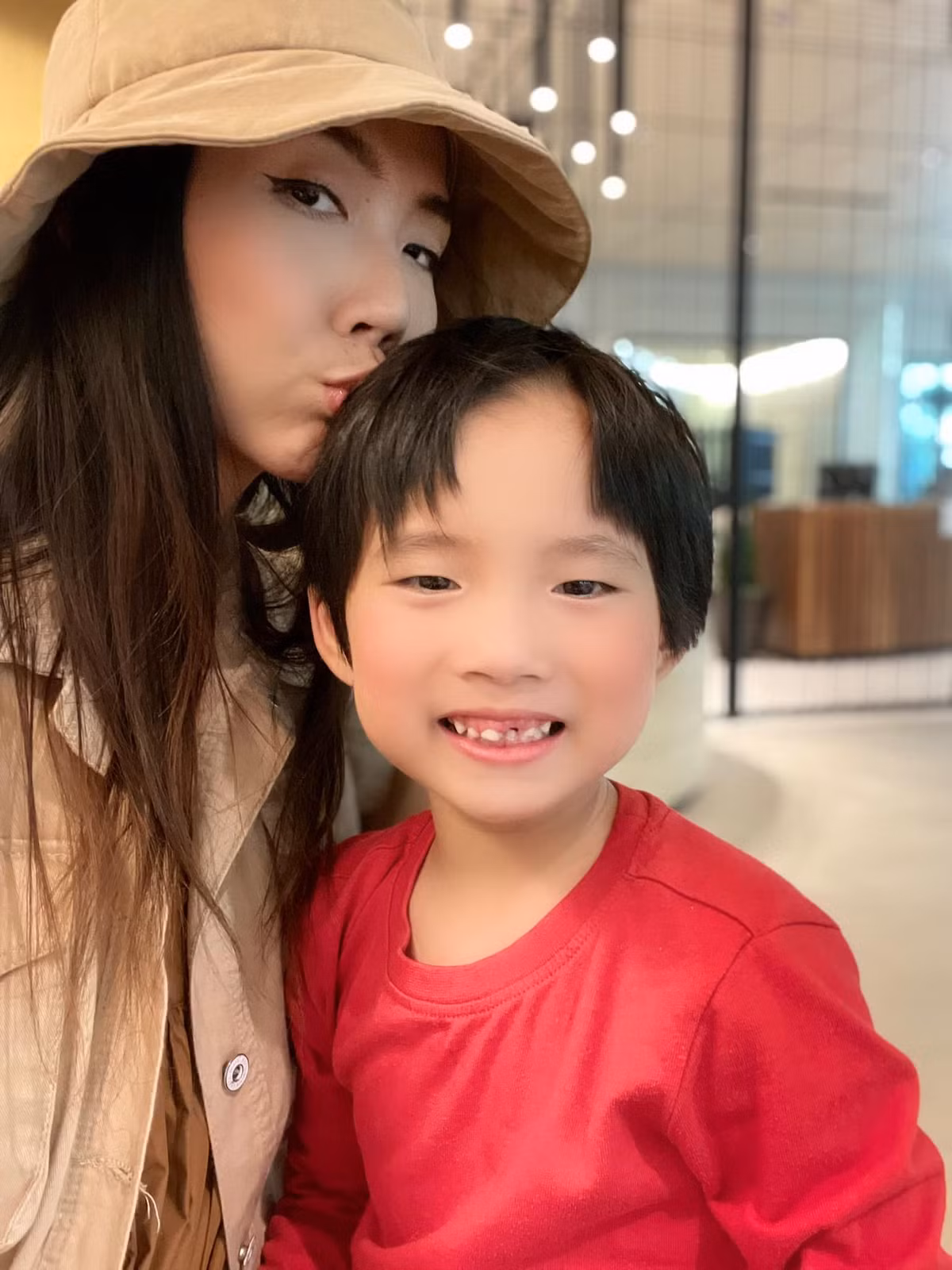 Hậu ly hôn, nữ người mẫu dành thời gian chăm sóc con trai và tập trung vào công việc.