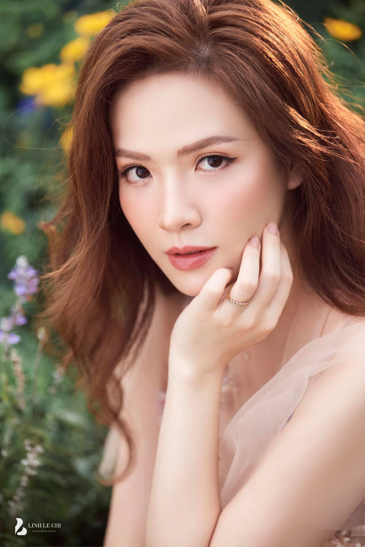 Gần đây dư luận xôn xao câu chuyện người phụ nữ đánh ghen ở Hồ Tây. Trong khi người vợ uất hận túm tóc "xử" tiểu tam thì ông chồng ra sức bảo vệ nhân tình. Giữa lúc sự việc đang nóng, Đan Lê bất ngờ bàn chuyện "đánh ghen". Ảnh: Lê Chí Linh