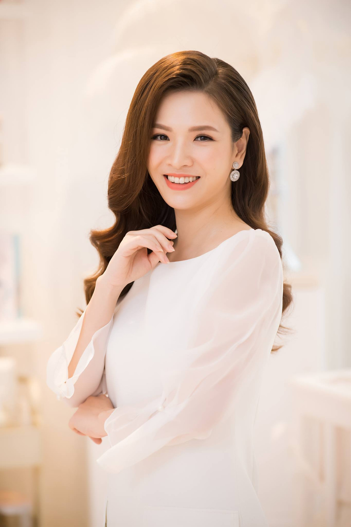 Nữ MC xinh đẹp bày tỏ: "Trước đây, khi ai ném vào mình thứ gì tồi tệ, mình sẵn sàng ném trả một thứ tương đương. Đó là vì mình chưa biết có cách khác, chưa biết cuộc sống này có những quy luật vận hành khác ngoài đấu tranh. Như khi bế trên tay một đứa trẻ sơ sinh, đứa trẻ không biết làm gì ngoài khóc. Vậy khi con khóc, bạn có khóc theo, khóc to hơn để đứa trẻ nín không? Bạn có đánh đứa trẻ để việc khóc dừng lại không? Bạn phải dỗ, phải yêu thương, phải tìm ra nguyên nhân của việc khóc, thậm chí im lặng chờ đợi cơn khóc qua đi. Hơi khác chút, vì con không bỏ được nhưng yêu thì bỏ được".