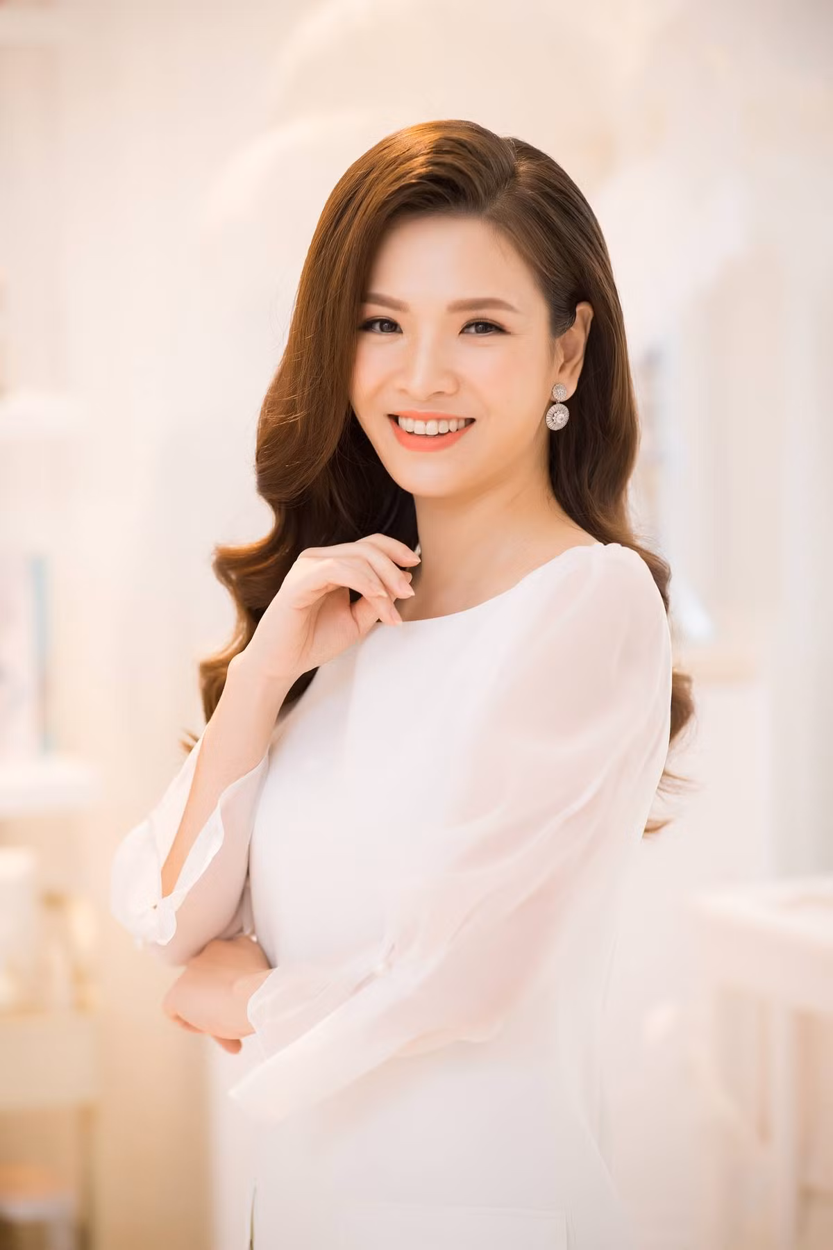 Nữ MC xinh đẹp bày tỏ: "Trước đây, khi ai ném vào mình thứ gì tồi tệ, mình sẵn sàng ném trả một thứ tương đương. Đó là vì mình chưa biết có cách khác, chưa biết cuộc sống này có những quy luật vận hành khác ngoài đấu tranh. Như khi bế trên tay một đứa trẻ sơ sinh, đứa trẻ không biết làm gì ngoài khóc. Vậy khi con khóc, bạn có khóc theo, khóc to hơn để đứa trẻ nín không? Bạn có đánh đứa trẻ để việc khóc dừng lại không? Bạn phải dỗ, phải yêu thương, phải tìm ra nguyên nhân của việc khóc, thậm chí im lặng chờ đợi cơn khóc qua đi. Hơi khác chút, vì con không bỏ được nhưng yêu thì bỏ được".