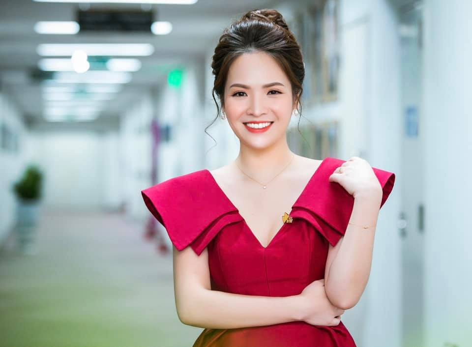 "Khi một người không yêu mình nữa, đánh, mắng, tức giận có khiến người ấy yêu lại mình không? Hay tình yêu đó dù đánh mắng hay không cũng đã ra đi ngay từ giây phút chúng ta mất đi niềm tin, sự tôn trọng rồi? Thế thì đánh ghen để làm gì? Để đau lòng và cả đau tay mình hơn hay sao?", Đan Lê viết.