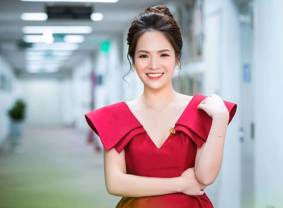 "Khi một người không yêu mình nữa, đánh, mắng, tức giận có khiến người ấy yêu lại mình không? Hay tình yêu đó dù đánh mắng hay không cũng đã ra đi ngay từ giây phút chúng ta mất đi niềm tin, sự tôn trọng rồi? Thế thì đánh ghen để làm gì? Để đau lòng và cả đau tay mình hơn hay sao?", Đan Lê viết.