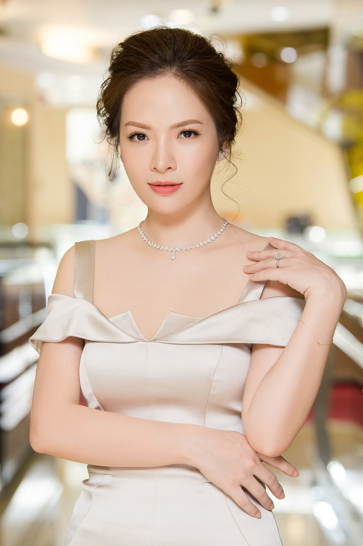 "Sự ra đi không phải hèn nhát, mà là hành động tối cao để bảo vệ bản thân. Chẳng thế người xưa có câu: “Tẩu vi thượng sách” các bạn ạ!... Thật tình, mình cũng chẳng giỏi giang gì. Nhưng việc nuôi nấng, chăm sóc 2 đứa nhỏ đã cho mình nhiều bài học và chúng rèn luyện mình: khi đã có con, có thêm ràng buộc, bớt đi sự lựa chọn, trở nên vướng bận, yếu thế hơn nên phải nhịn và hy sinh vì con. Chúng dạy mình rằng: có những thứ trong đời, không phải cứ chiến đấu mà được, không phải cứ đương đầu là thắng", nữ diễn viên nêu quan điểm.