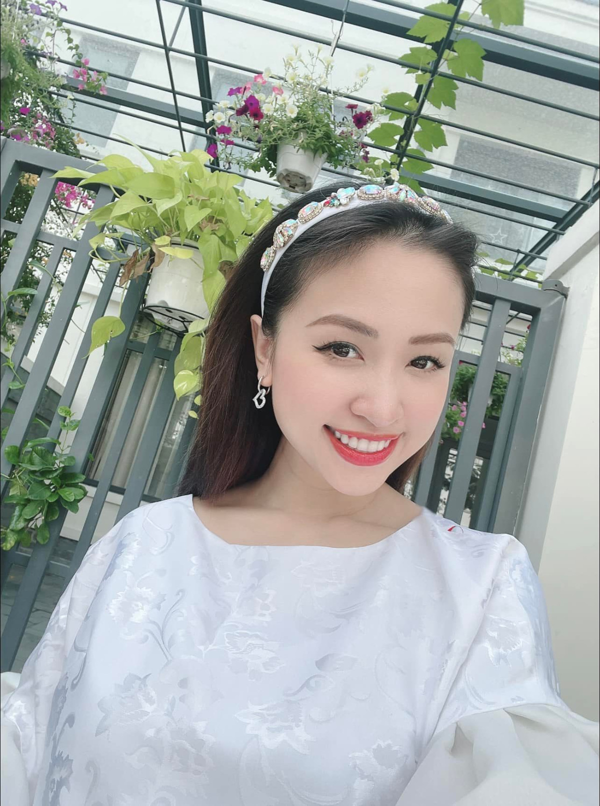 Chia sẻ về người bạn đời hiện tại, Vân Hugo cho biết, anh là người tâm lý, hiểu và yêu thương cô.