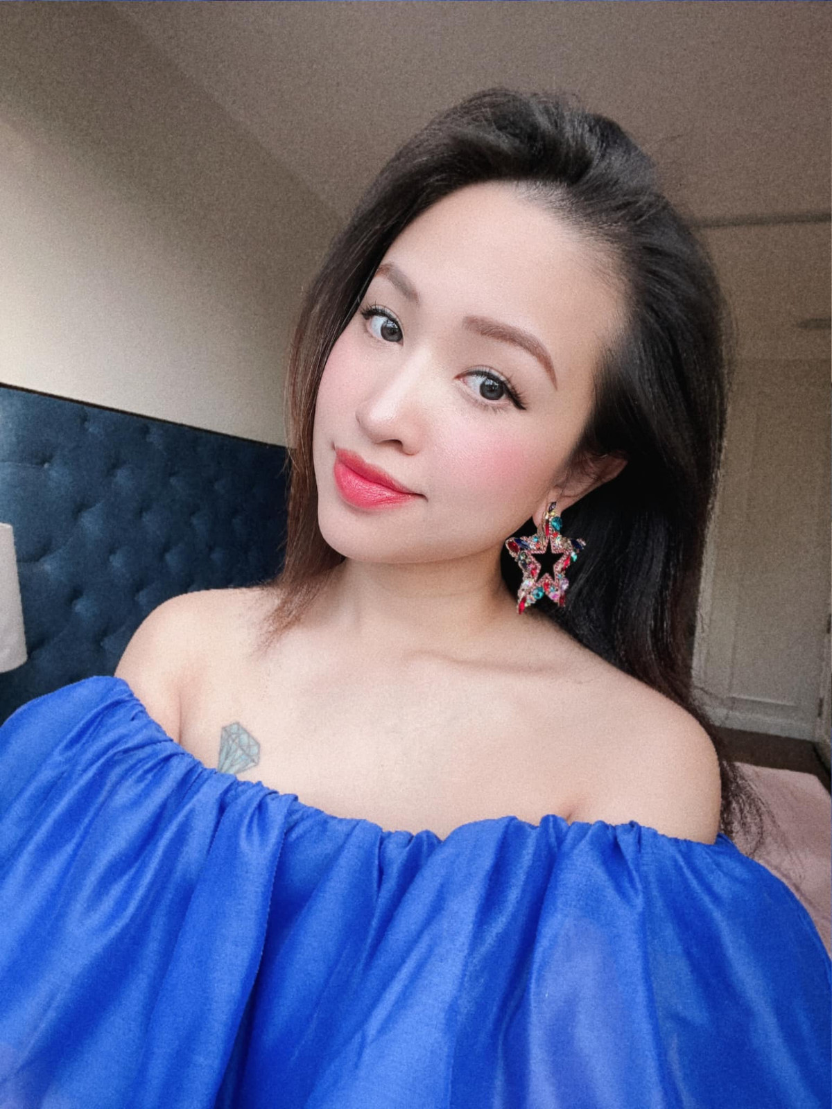 Hiện, nữ diễn viên đang có cuộc sống viên mãn bên ông xã và cậu con trai riêng của cô.