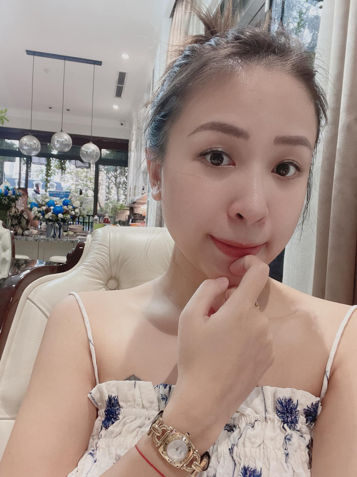 Mới đây, Vân Hugo than thở bị sụt cân khi mang bầu gần 5 tháng. Cô chia sẻ: "Bầu bí mẹ mới tăng lên được xíu kg lại sụt rồi. Thương con... Mẹ con mình cùng cố gắng nhé Vừng ơi".