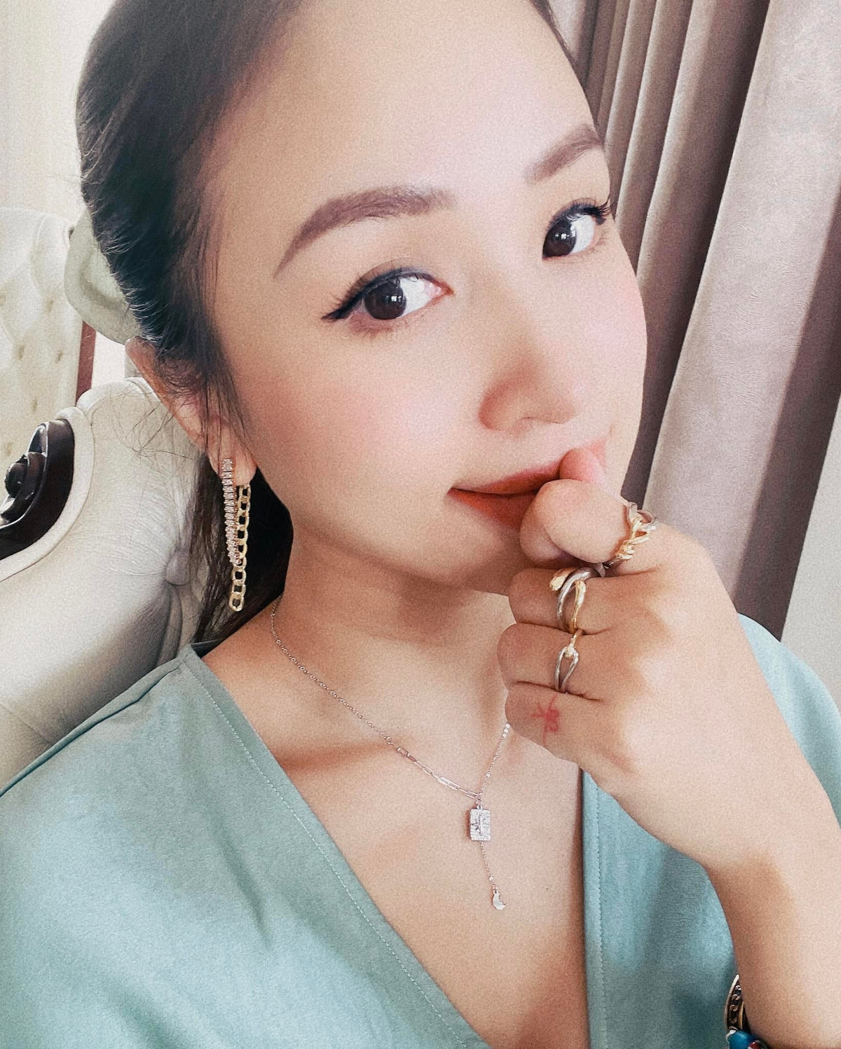 Từ khi bầu bí, nữ MC thường xuyên cập nhật hình ảnh của bản thân nhưng chỉ đăng ảnh cận mặt hoặc diện trang phục giấu vòng 2.