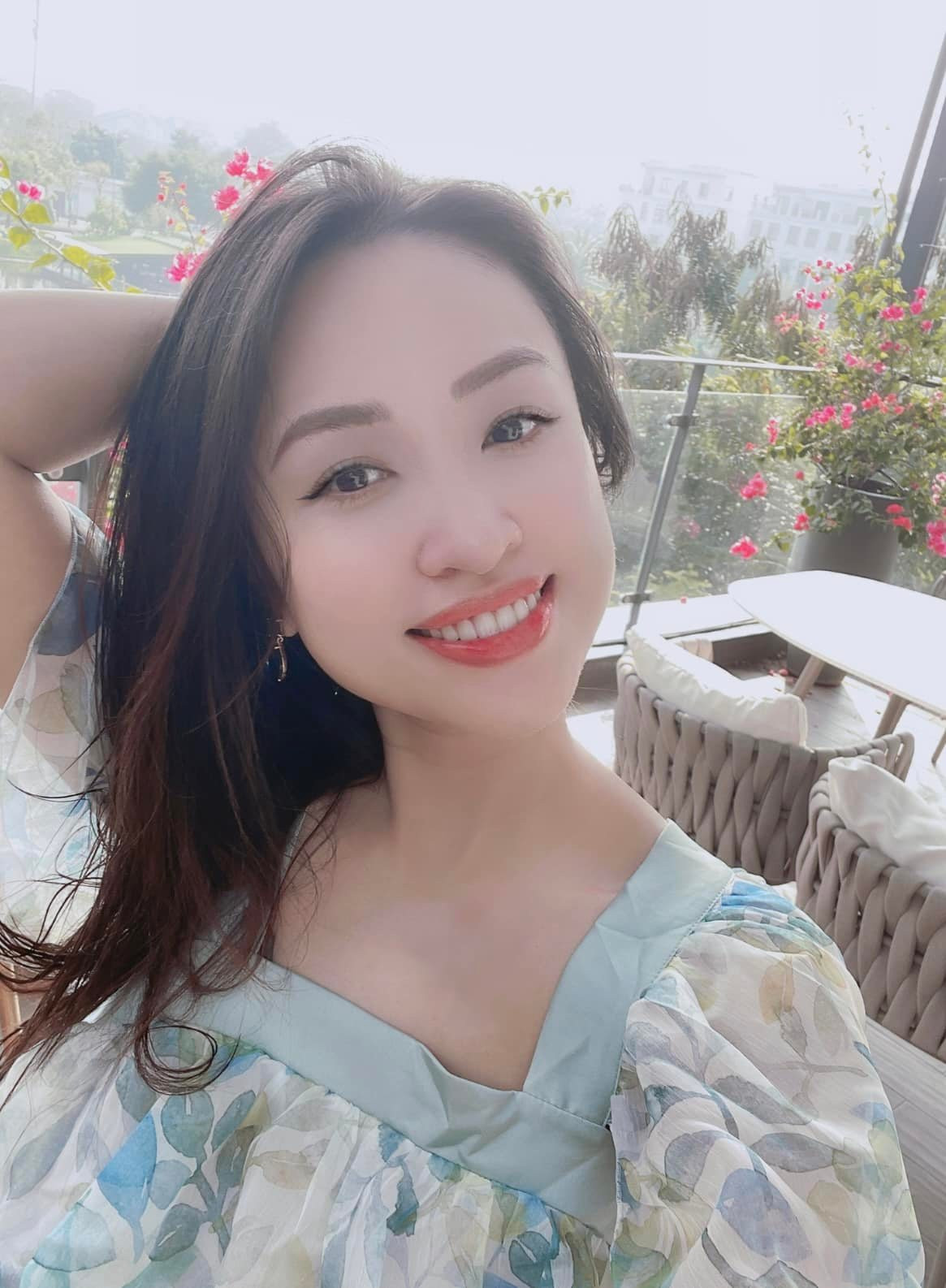 Chia sẻ của Vân Hugo nhận được sự quan tâm của bạn bè, khán giả. Nhiều người khen ngợi nhan sắc của Vân Hugo vẫn rạng rỡ, xinh đẹp khi mang bầu.