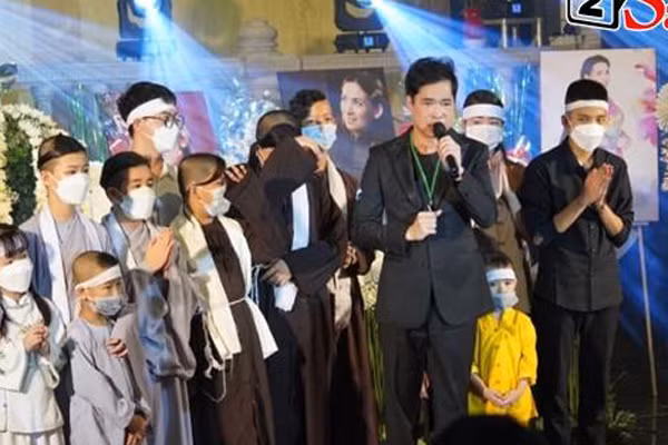 Tranh cai Ngoc Son tang con nuoi Phi Nhung 500 trieu nhung bi tu choi