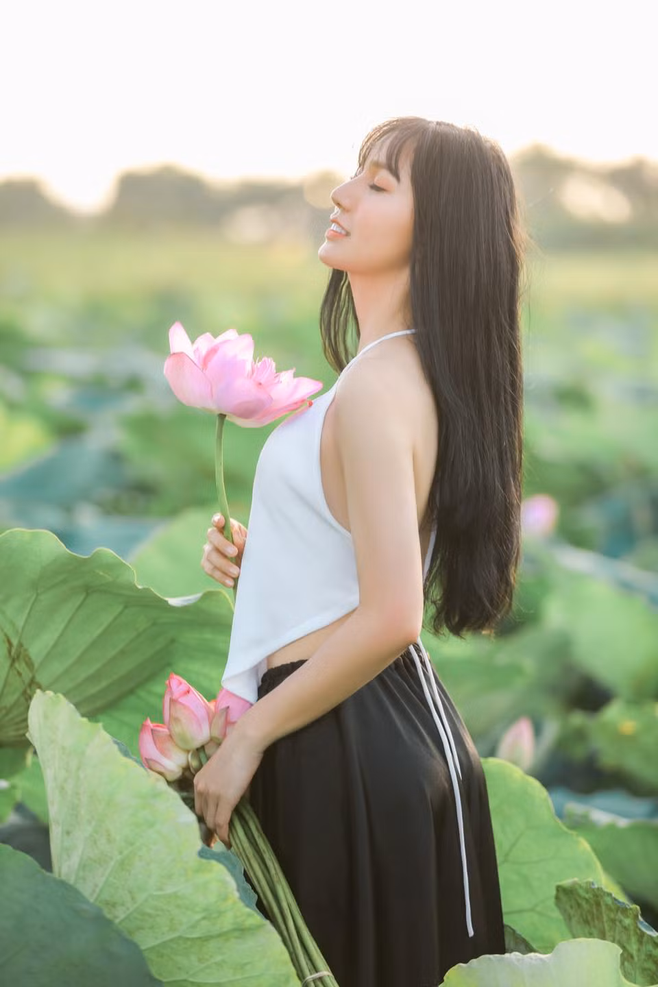 Sau hơn 30 năm sống trong vỏ bọc đàn ông, Lynk Lee mới đủ can đảm "come out'' giới tính thật của mình. Nhan sắc của nữ ca sĩ ở thời điểm hiện tại có thể nói đã "lên hương" hơn rất nhiều. Trước khi cắt yết hầu để hoàn thiện vẻ đẹp nữ tính, Lynk Lee đã phải trải qua những cuộc phẫu thuật đầy đau đớn ngốn đến 1 tỷ đồng. Hành trình chuyển giới của giọng ca Tạm Biệt Nhé đã truyền cảm hứng sống thật đến với rất nhiều người.