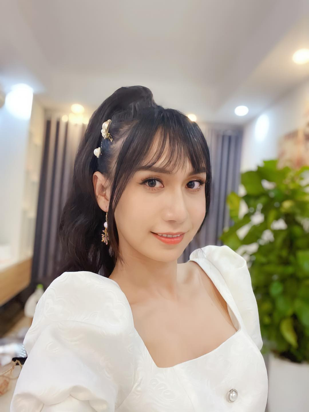 “Chẳng là cái mặt em có một cái nốt ruồi ở đây này. Em phân vân là có nên đi tẩy hay không, mọi người có thể trả lời cho em biết được không, em cảm ơn mọi người rất nhiều", cô chia sẻ. Chưa biết nữ ca sĩ sẽ quyết định ra sao dù đa phần netizen đều không ủng hộ việc người đẹp tẩy chiếc nốt ruồi này. Bởi kích thước của nó rất nhỏ nên không ảnh hưởng gì đến tổng thể gương mặt.