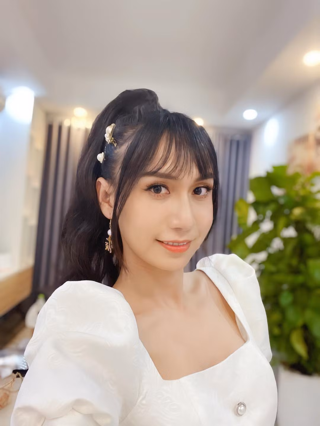 “Chẳng là cái mặt em có một cái nốt ruồi ở đây này. Em phân vân là có nên đi tẩy hay không, mọi người có thể trả lời cho em biết được không, em cảm ơn mọi người rất nhiều", cô chia sẻ. Chưa biết nữ ca sĩ sẽ quyết định ra sao dù đa phần netizen đều không ủng hộ việc người đẹp tẩy chiếc nốt ruồi này. Bởi kích thước của nó rất nhỏ nên không ảnh hưởng gì đến tổng thể gương mặt.