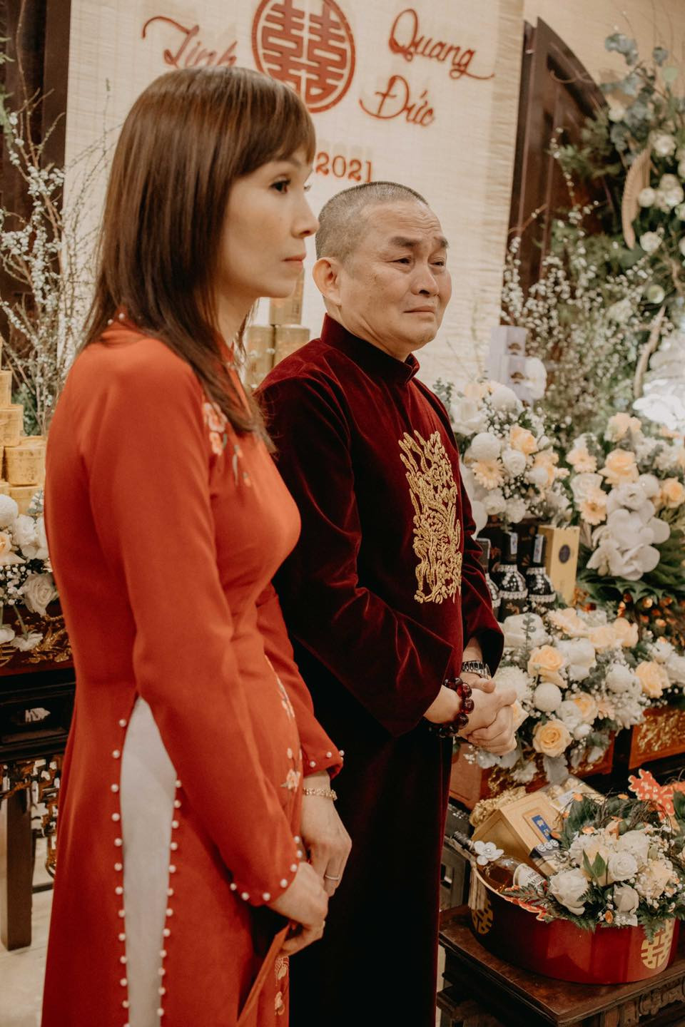 Chứng kiến ngày hạnh phúc của con gái, danh hài Xuân Hinh cũng rơi nước mắt.