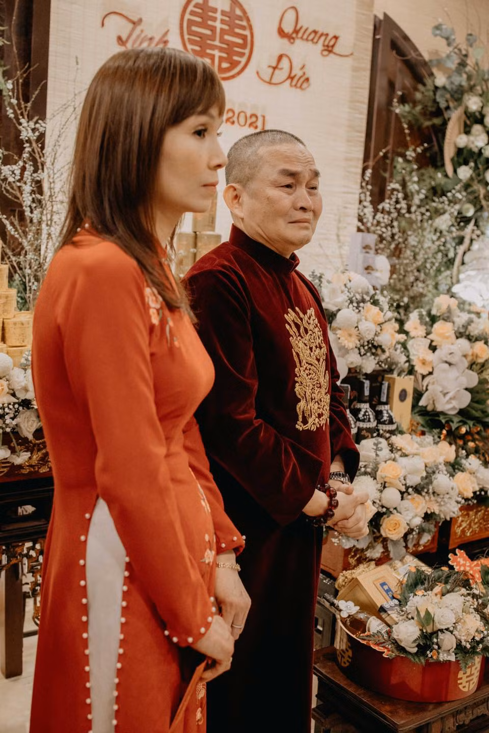 Chứng kiến ngày hạnh phúc của con gái, danh hài Xuân Hinh cũng rơi nước mắt.