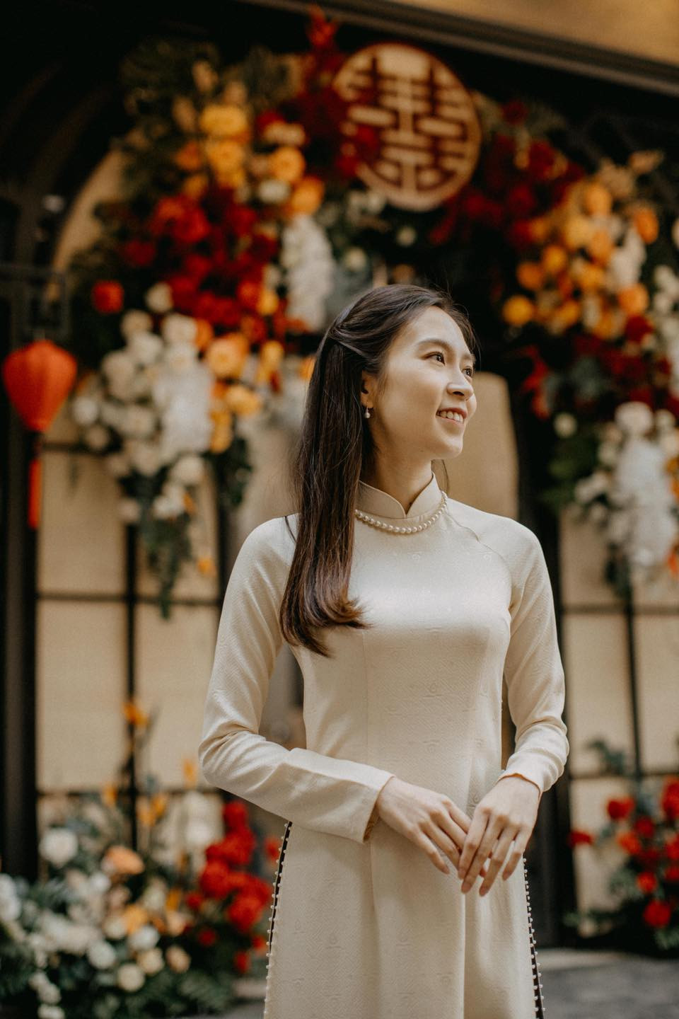 Con gái Xuân Hinh trong ngày trọng đại. Bảo Linh mặc áo dài truyền thống đẹp nền nã. Cô nàng được khen có nhiều nét giống mẹ.