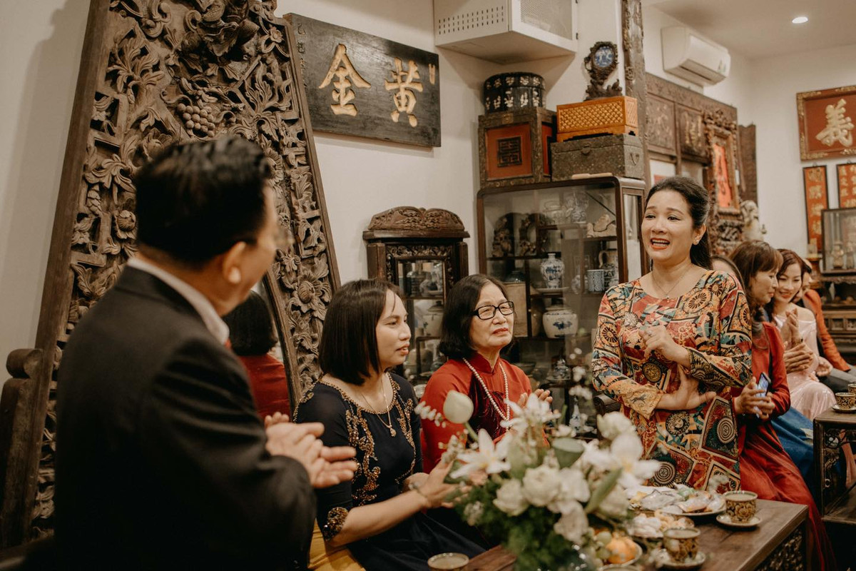 Trong lễ ăn hỏi của con gái Xuân Hinh, nghệ sĩ Thanh Thanh Hiền cũng góp mặt. Thanh Thanh Hiền và Xuân Hinh không chỉ là bạn diễn ăn ý trên sân khấu mà hai người còn khá thân thiết ngoài đời.