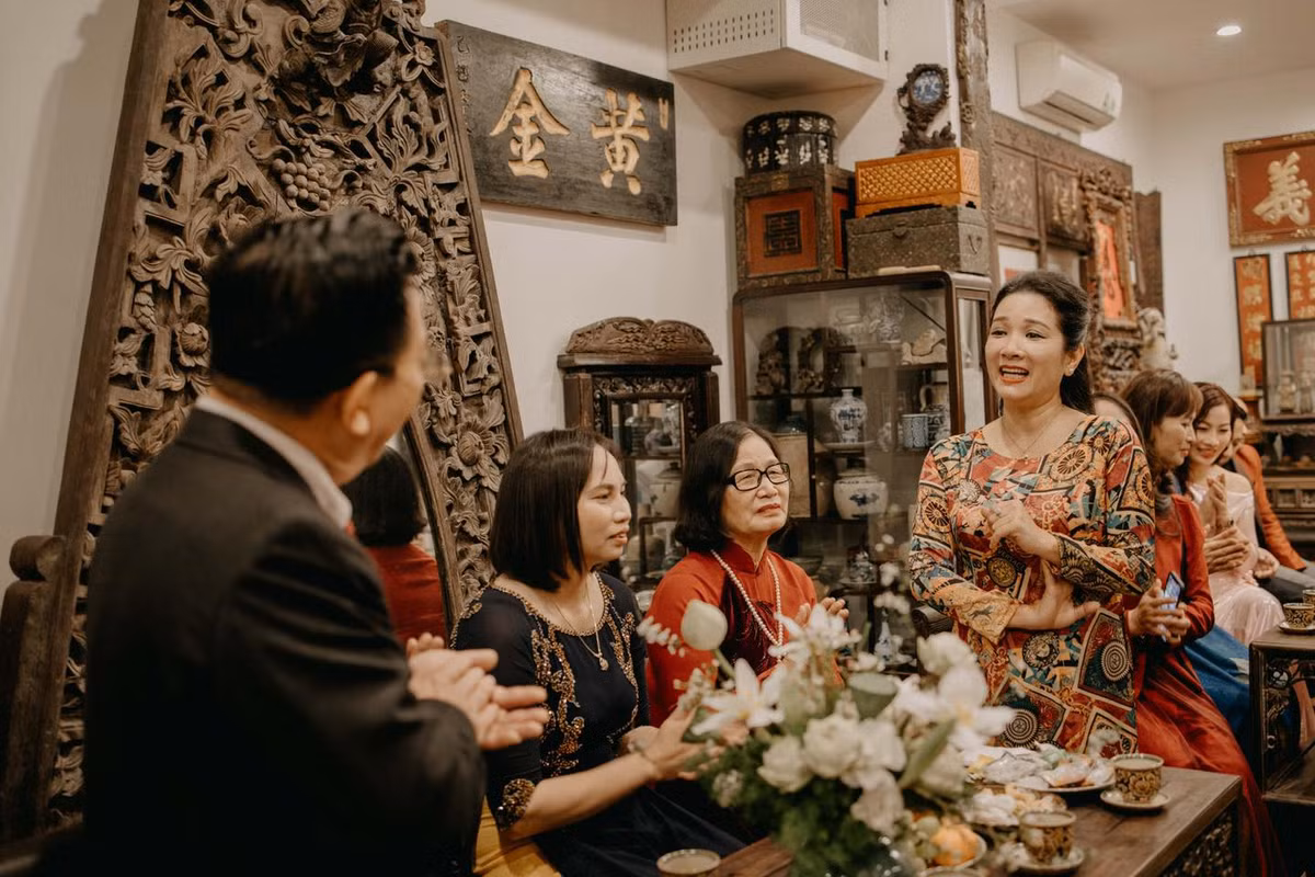 Trong lễ ăn hỏi của con gái Xuân Hinh, nghệ sĩ Thanh Thanh Hiền cũng góp mặt. Thanh Thanh Hiền và Xuân Hinh không chỉ là bạn diễn ăn ý trên sân khấu mà hai người còn khá thân thiết ngoài đời.