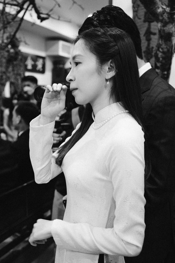 Khoảnh khắc xúc động của con gái Xuân Hinh trong ngày đại hỷ.