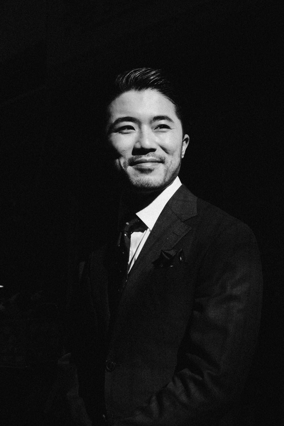 Nhiều bạn bè, đồng nghiệp và khán giả đã gửi lời chúc mừng đến gia đình danh hài Xuân Hinh. Đặc biệt, dung mạo chú rể Quang Đức nhận được sự chú ý. Nhiều khán giả khen con rể của danh hài Xuân Hinh bảnh bao, lịch lãm.