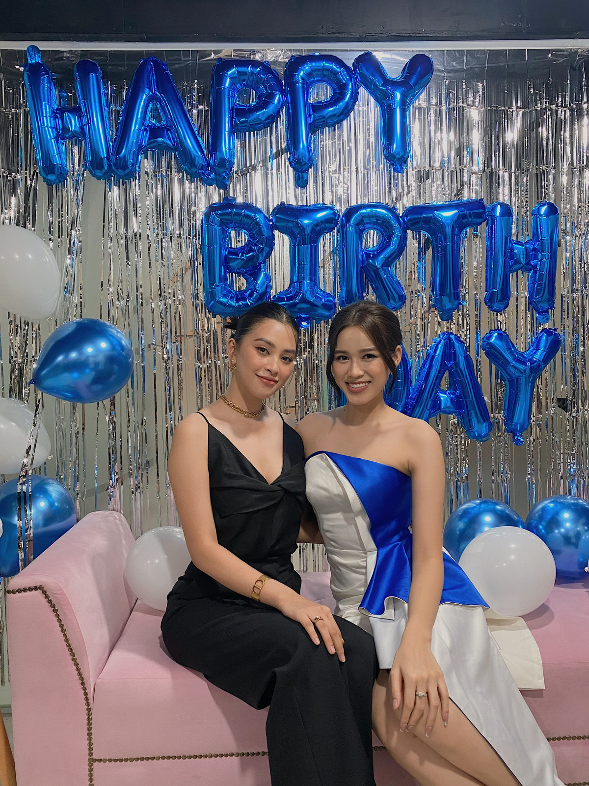 Trước đó, khi biết ê-kíp tổ chức sinh nhật cho Hoa hậu Đỗ Thị Hà, Tiểu Vy đã nhiệt tình tham gia, tự tay trang trí bữa tiệc cho cô “em út” của gia đình hoa hậu.