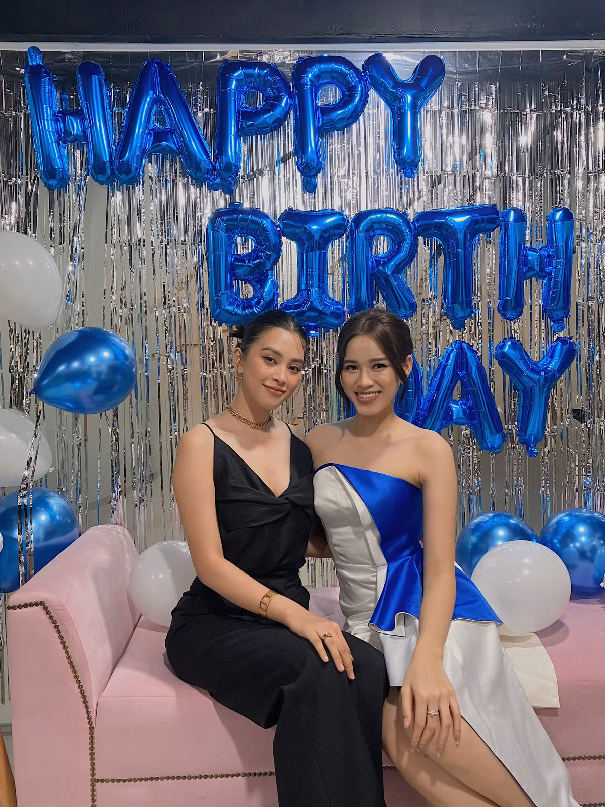 Trước đó, khi biết ê-kíp tổ chức sinh nhật cho Hoa hậu Đỗ Thị Hà, Tiểu Vy đã nhiệt tình tham gia, tự tay trang trí bữa tiệc cho cô “em út” của gia đình hoa hậu.