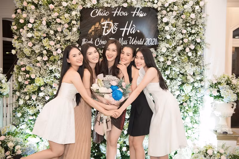 Buổi tiệc chia tay Đỗ Thị Hà đi thi Miss World 2021 quy tụ dàn người đẹp đình đám: “Bà trùm hoa hậu” Phạm Kim Dung - Chủ tịch Miss World Vietnam, Hoa hậu Tiểu Vy, Á hậu Kiều Loan, Á hậu Phương Anh, Á hậu Ngọc Thảo, Mai Phương.