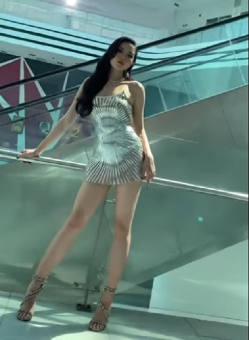 Mới nhất, hàng loạt group sắc đẹp lan truyền hình ảnh profile Kỳ Duyên trong vai trò thí sinh Hoa hậu Hoàn vũ Việt Nam năm nay.