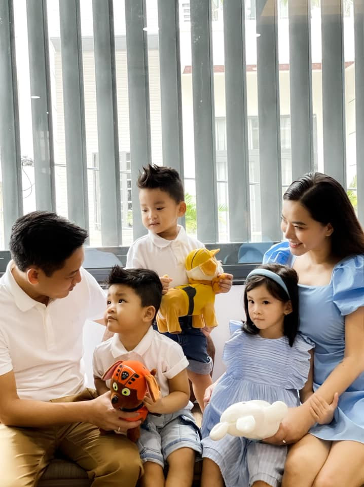 Thời điểm đó, nhiều khán giả lo ngại cho sức khỏe của nữ ca sĩ. May mắn, tháng 5/2019, Hải Băng đã hạ sinh bé thứ 3 "mẹ tròn con vuông", dù em bé lúc chào đời bị thiếu tháng, da tím tái. Hiện con trai thứ 3 nhà Hải Băng - bé KiO vô cùng kháu khỉnh, đáng yêu.