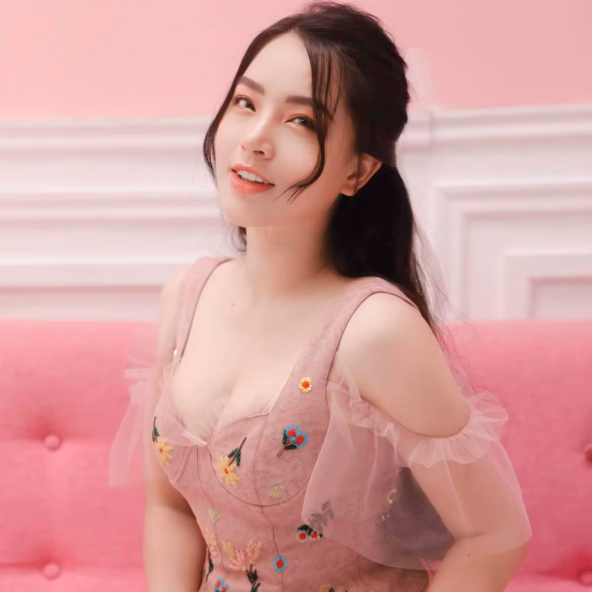 "Doanh thu của Băng tăng lên 200 triệu đồng mỗi tháng và tiếp tục tăng lên 300 triệu mỗi tháng. Lúc đó có vốn bắt đầu tìm hiểu các dòng mỹ phẩm để độc quyền đầu tư. Doanh thu lại cứ thế mà tăng lên 500 triệu đồng mỗi tháng, 800 triệu đồng mỗi tháng, 1 tỷ đồng mỗi tháng, 2 tỷ đồng mỗi tháng", Hải Băng tiết lộ việc kinh doanh ngày càng khấm khá.