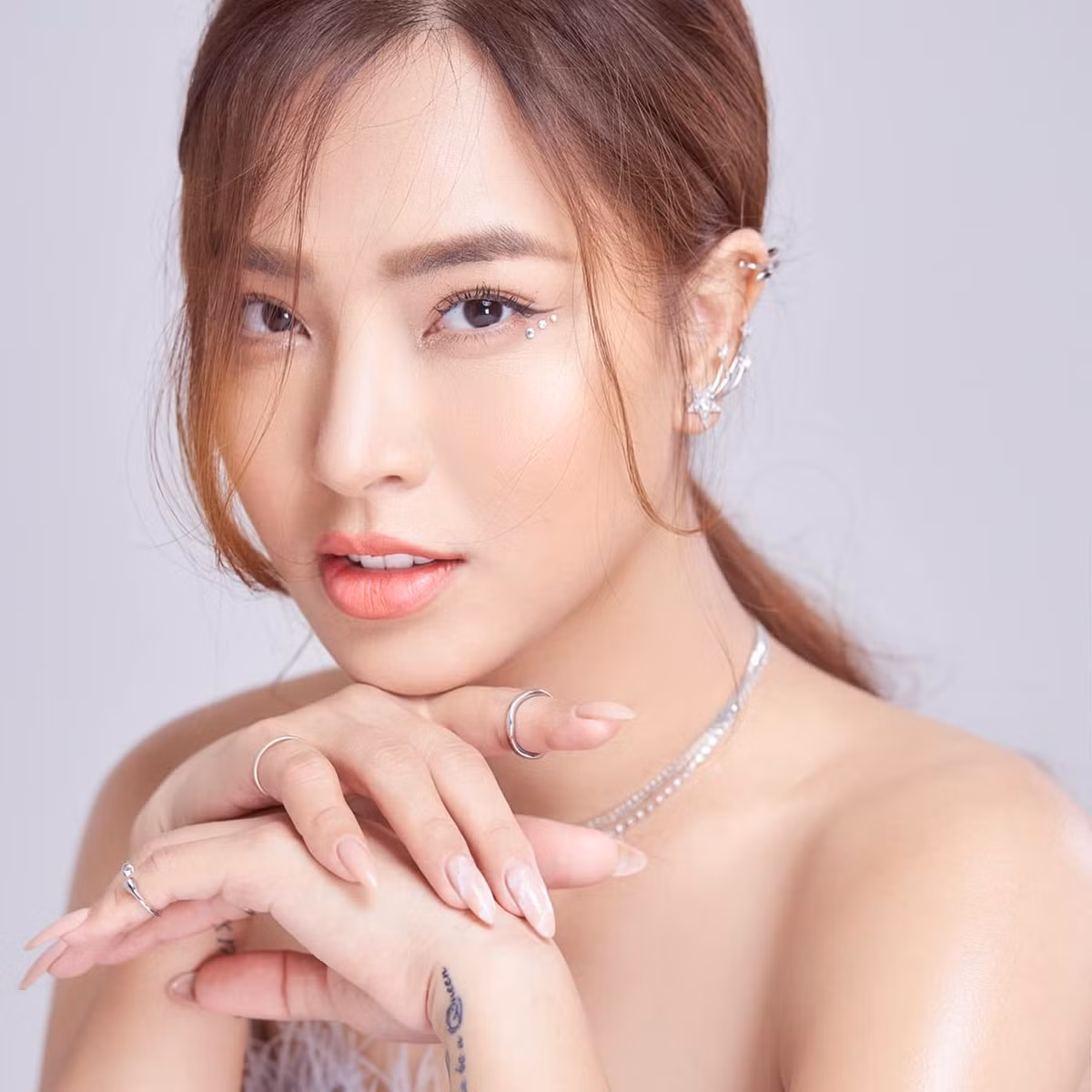 Khi mới bắt đầu công việc, Hải Băng chỉ kiếm được 15-17 triệu/ tháng. Sau đó, lượng khách ổn định việc kinh doanh của cô thuận lợi hơn. Mỗi tháng nữ ca sĩ đút túi vài chục đến vài trăm triệu đồng.