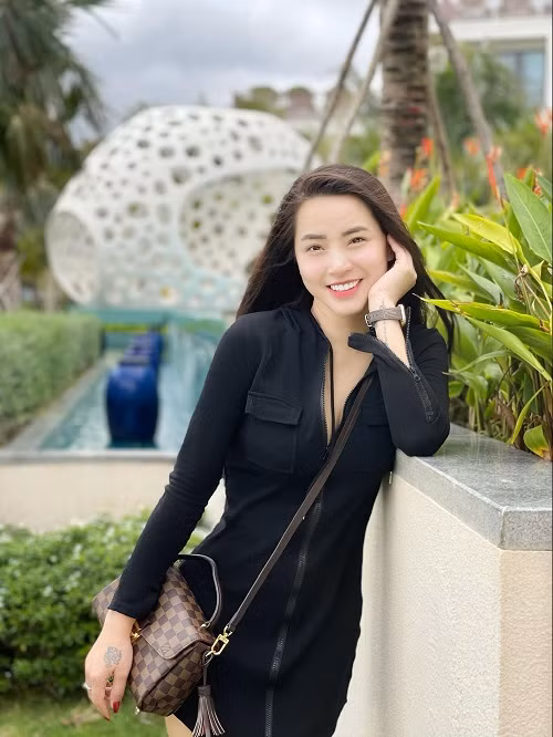 Nữ ca sĩ chia sẻ: "Mang thai Kem, mình dừng lại toàn bộ sự nghiệp. Mặc dù không phải lo về kinh tế gia đình nhưng Băng là người từ nhỏ luôn tự lập và muốn tự do về tài chính của mình. Đơn giản mình nghĩ, nếu muốn mua một cái gì đó cho bố mẹ cũng hỏi chồng, nó không quá nặng nề vì chồng Băng quá dễ trong vụ tiền bạc. Nhưng là người tự giác nên mình không muốn sẽ bị rơi vào thế đó, cũng một phần muốn chia sẻ kinh tế gia đình khi có con".