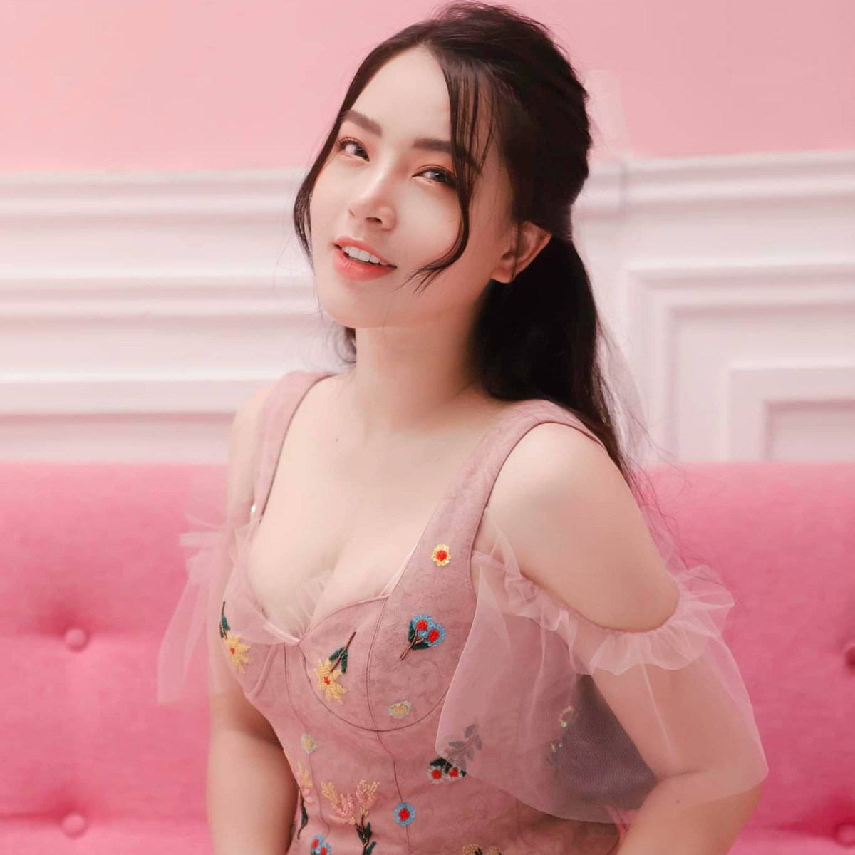 "Doanh thu của Băng tăng lên 200 triệu đồng mỗi tháng và tiếp tục tăng lên 300 triệu mỗi tháng. Lúc đó có vốn bắt đầu tìm hiểu các dòng mỹ phẩm để độc quyền đầu tư. Doanh thu lại cứ thế mà tăng lên 500 triệu đồng mỗi tháng, 800 triệu đồng mỗi tháng, 1 tỷ đồng mỗi tháng, 2 tỷ đồng mỗi tháng", Hải Băng tiết lộ việc kinh doanh ngày càng khấm khá.