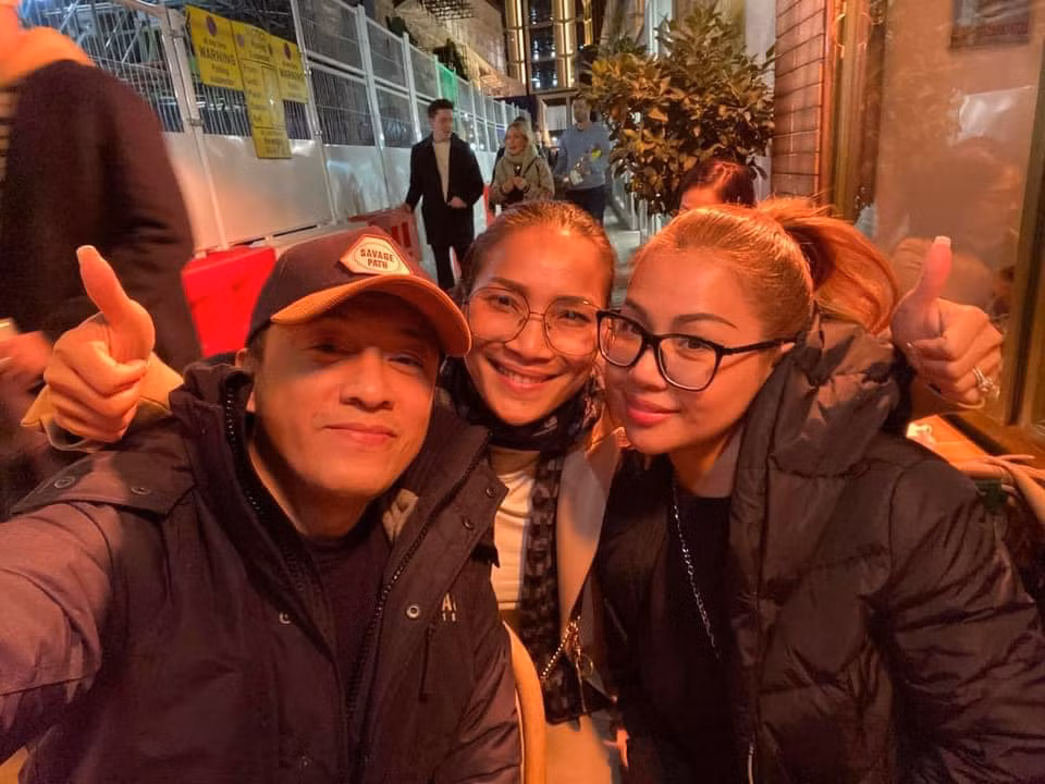 Về phía Lam Trường khi dính ồn ào anh vẫn chưa lên tiếng. Trên trang cá nhân, Lam Trường khoe ảnh vui vẻ bên đồng nghiệp.