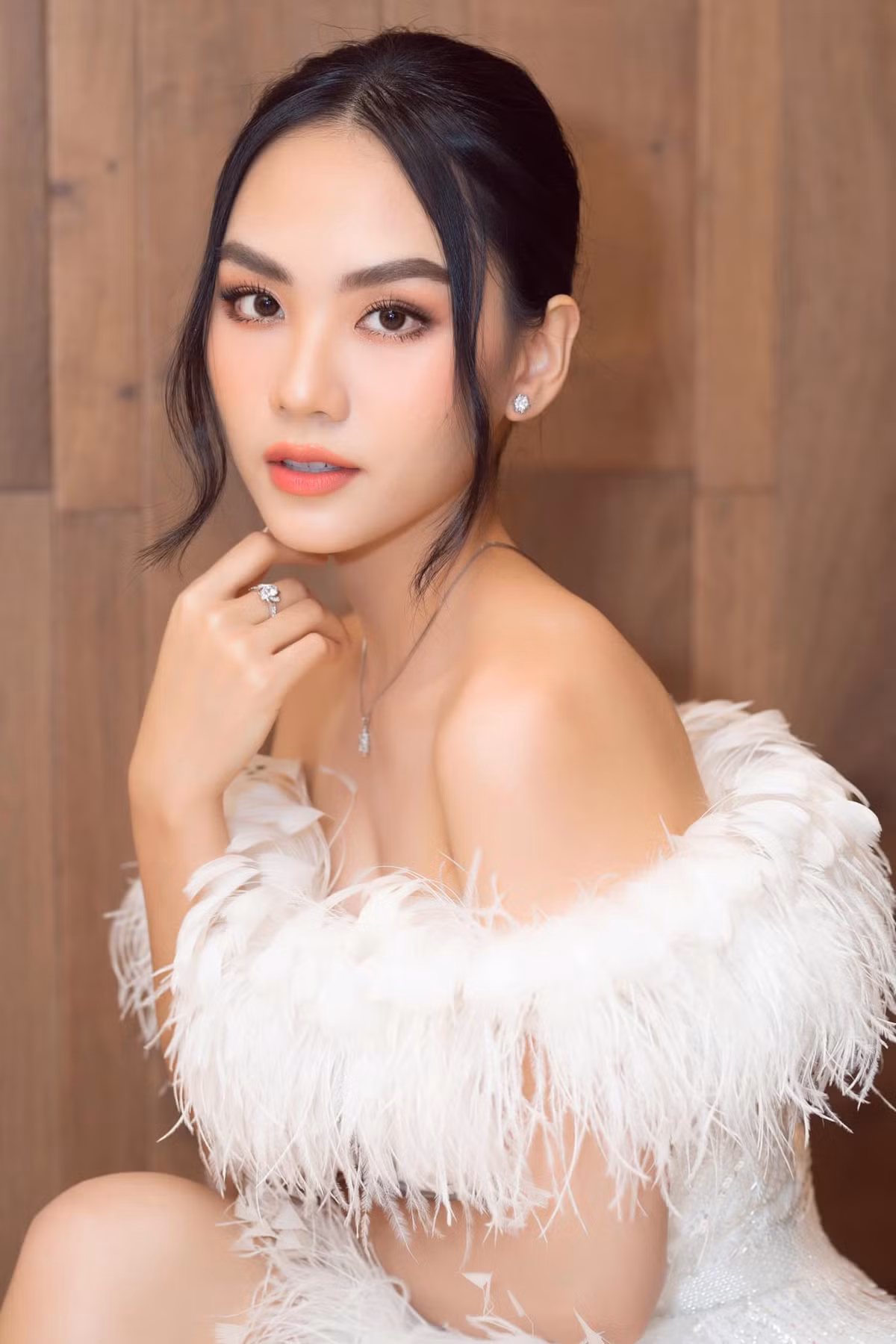 Tình mới tin đồn của doanh nhân Đức Huy sở hữu nhan sắc xinh đẹp, vóc dáng gợi cảm.