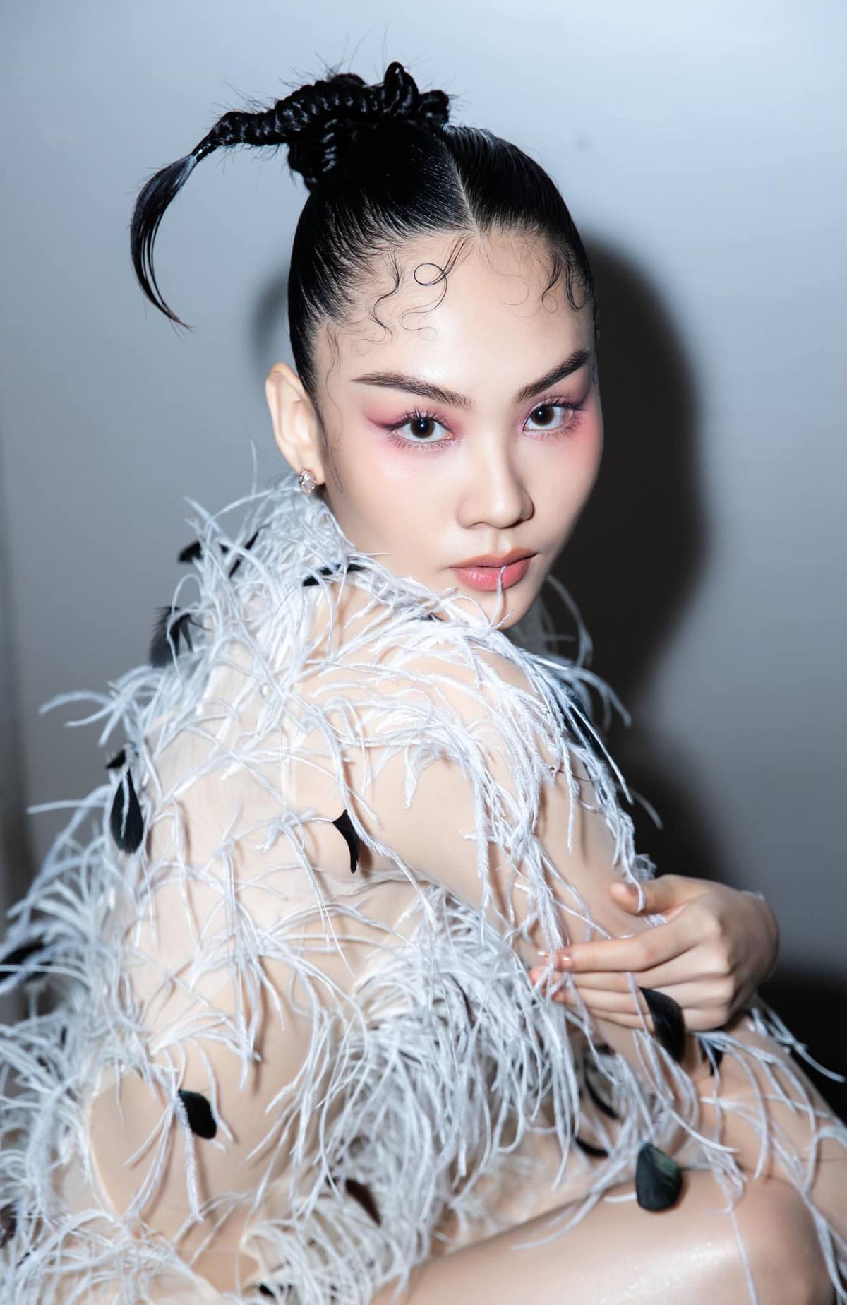 Danh tính cô gái xinh đẹp này khiến nhiều người tò mò. Cô tên Huỳnh Nguyễn Mai Phương, sinh năm 1999, kém Đức Huy 24 tuổi.