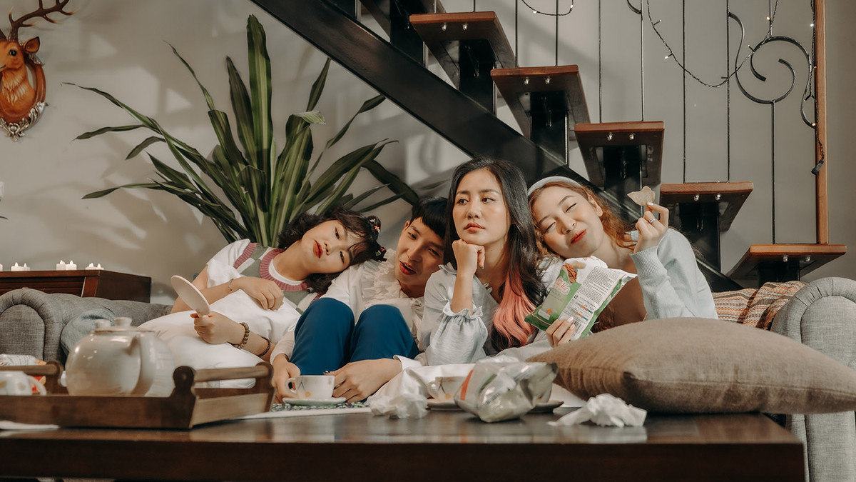 Trong MV, với sự hỗ trợ của đạo diễn trẻ Phan Nguyễn, Văn Mai Hương hóa thân thành một cô gái trẻ trung, xinh xắn nhưng có phần tự ti về bản thân và thường xuyên không gặp may mắn trong chuyện tình cảm.