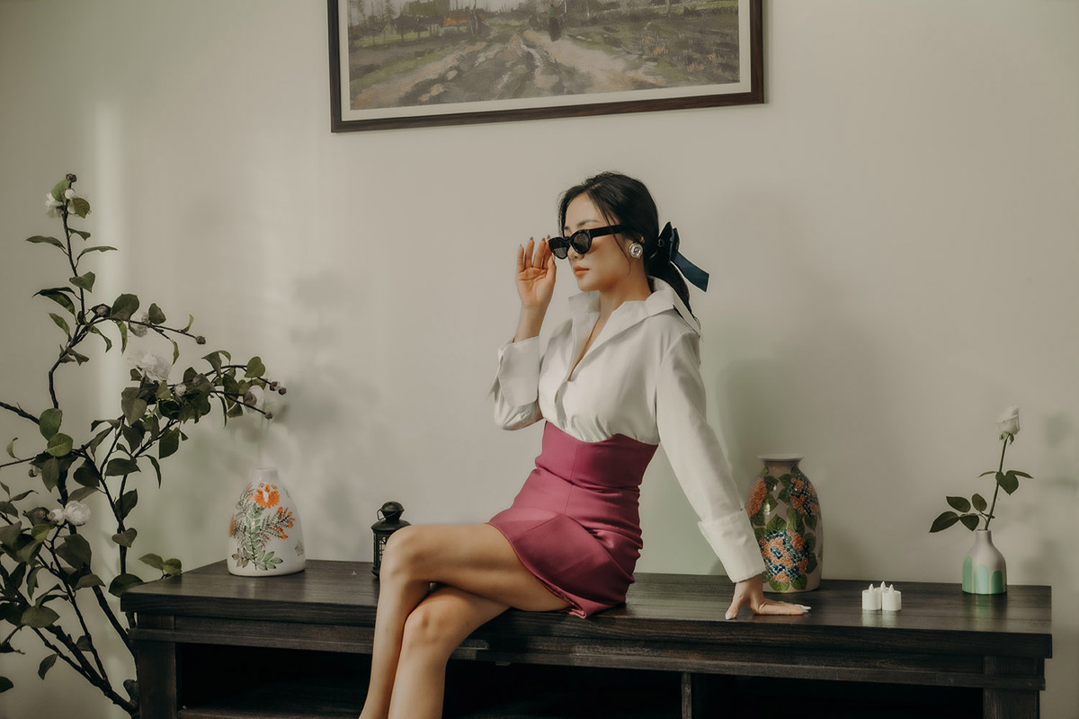 Tối 27/12, Văn Mai Hương chính thức giới thiệu MV "Let's talk about love". Trước đó, sản phẩm âm nhạc của nữ ca sĩ kết hợp với nhạc sĩ Châu Đăng Khoa, rapper Blacka đã trình làng bản audio vào đúng dịp Giáng sinh và nhận được sự yêu thích của khán giả hâm mộ.