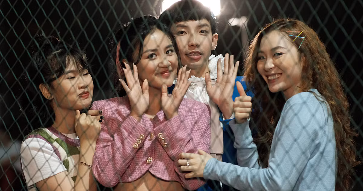 MV “Let’s talk about love” của Văn Mai Hương mang màu sắc tươi sáng với thông điệp tích cực: “Nếu bạn thích hay đem lòng yêu một ai đó. Đừng suy nghĩ quá nhiều, hãy mạnh dạn đối diện, chinh phục biết đâu sẽ đạt được kết quả như ý muốn”.