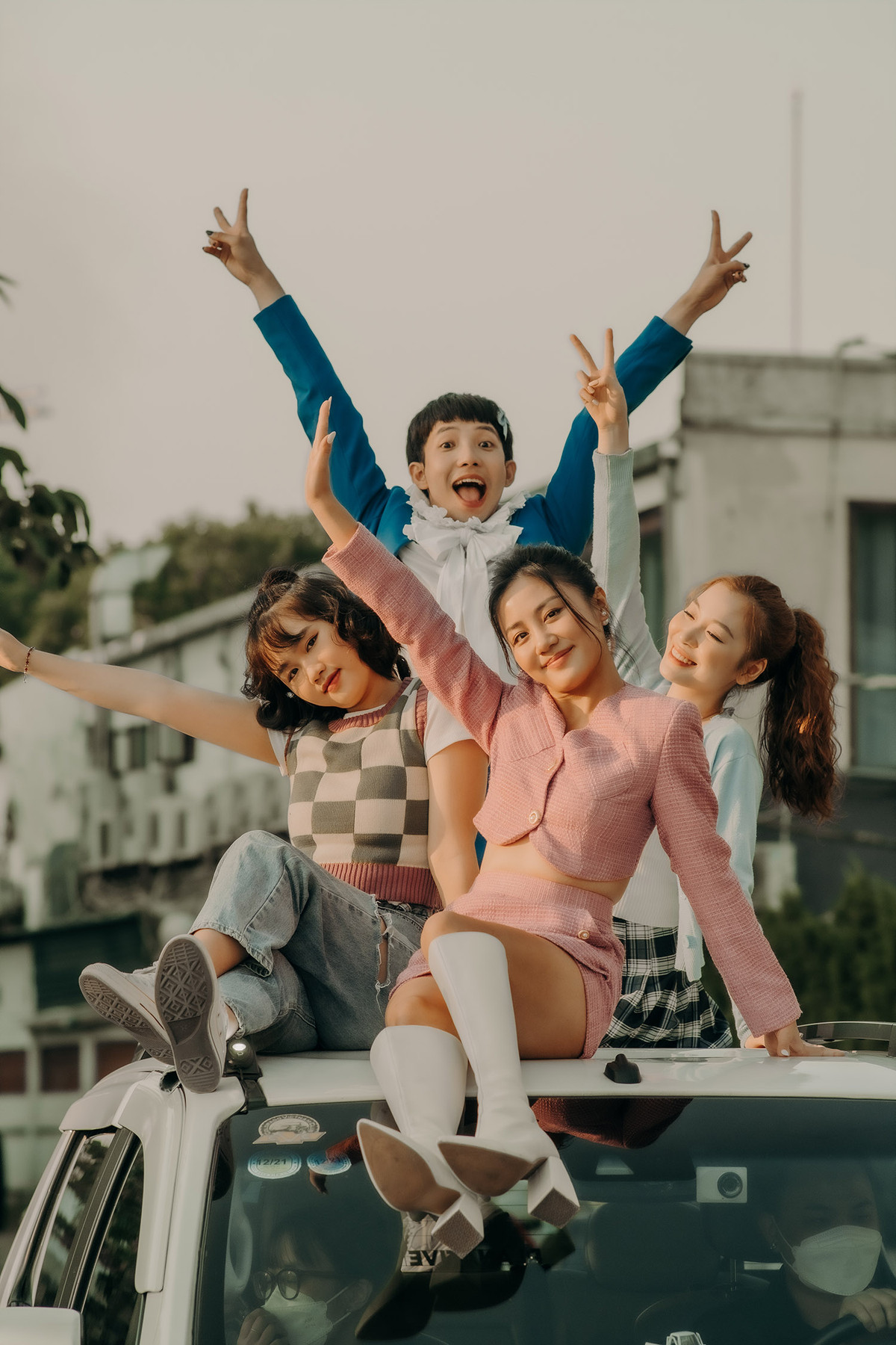 Nhờ sự động viên và trợ giúp của hội bạn đều đang độc thân, cô gái “ế” lâu năm dần trở nên mạnh dạn, suy nghĩ tích cực và sống vui vẻ hơn.