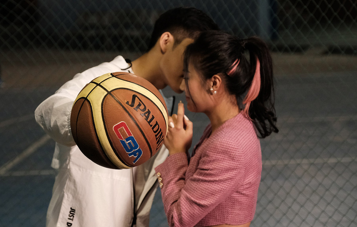 Tuy nhiên anh đánh giá cao nữ ca sĩ cùng các bạn diễn, ê-kíp bởi cách làm việc chuyên nghiệp, sẵn sàng hỗ trợ mọi thứ tốt nhất thậm chí cả việc ghi hình đêm khuya để đảm bảo đúng tiến độ của dự án.